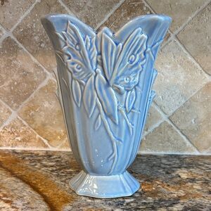 1940'S MCCOY POTTERY BUTTERFLY LINE VASE IN BLUE GLAZE